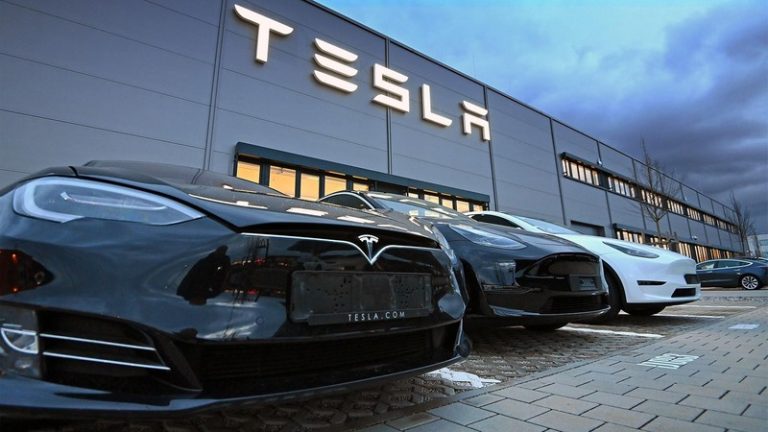 سيارات كهربائية تابعة لشركة تسلا
