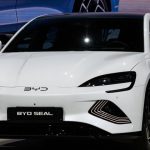هبوط أسهم BYD مع اشتداد حرب أسعار السيارات الكهربائية في الصين وتأثيرها على الأرباح