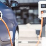 الفرملة المتجددة في السيارات الكهربائية: كيف تحسن الأداء وتزيد كفاءة الطاقة