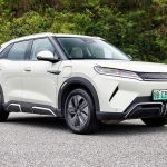 سيارة BYD Atto 2 الهجينة بيضاء