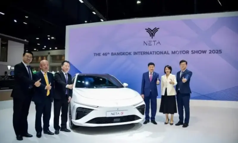 اصحاب شركة نيتا الصينية يعرضون سيارة كهربائية