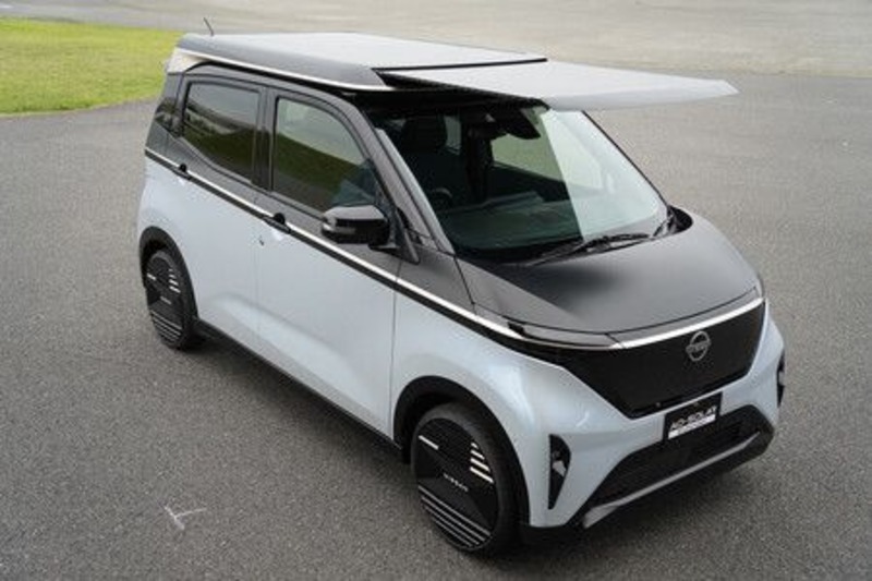 سيارة نيسان كهربائية صغيرة بسقف شمسي قابل للتمدد
