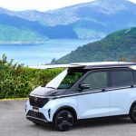 سيارة كهربائية صغيرة بسقف شمسي من شركة نيسان