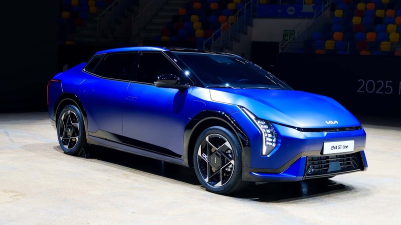 سيارة كيا EV4 الزرقاء