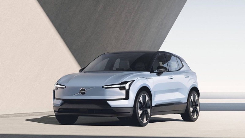 سيارة كهربائية صغيرة فولفو EX30 أناقة الأداء في حجم صغير