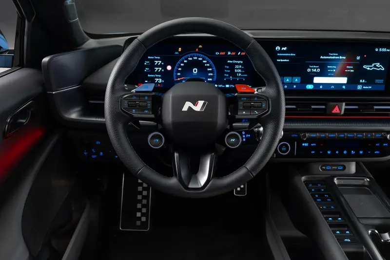 مقصورة قيادة تركّز على السائق في IONIQ 6 N