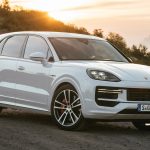 سيارة Porsche Cayenne بيضاء