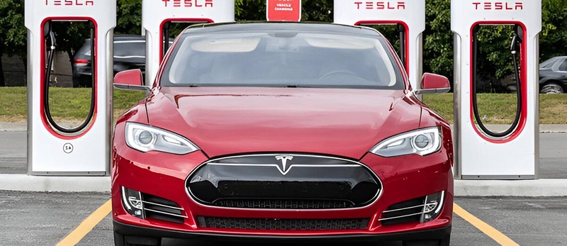 سيارة تابعة لشركة تسلا