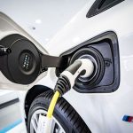 بريطانيا 2028: دفع رسوم لكل ميل للسيارات الكهربائية وتأثيره على مالكي EV