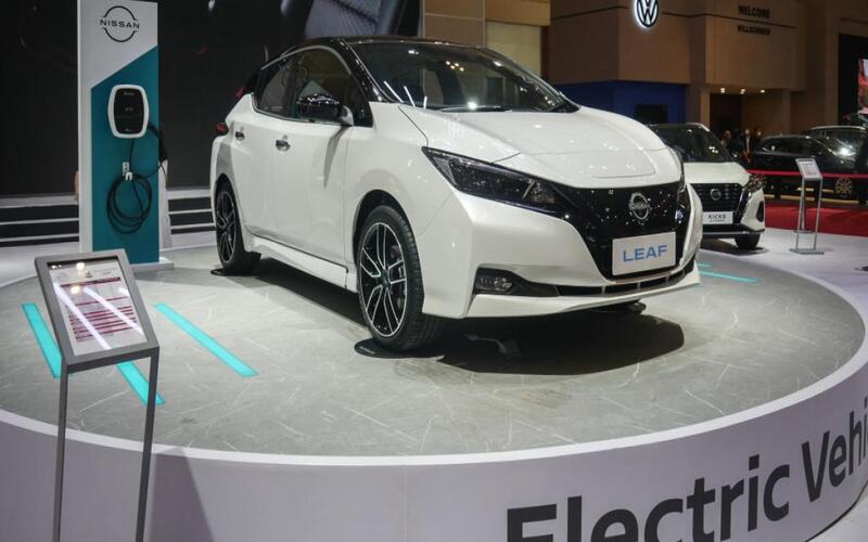سيارة leaf في معرض للسيارات الكهربائية في الخليج