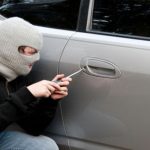 سارق يحاول سرة سيارة كهربائية