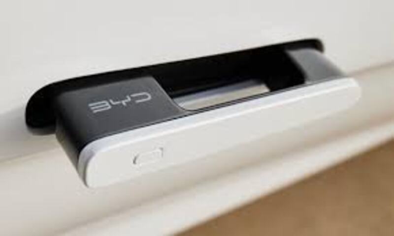 مقابض الأبواب المخفية: من ابتكار تصميمي إلى مصدر قلق سلامي