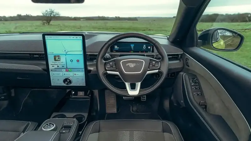 التقنيات الذكية والراحة الداخلية في فورد موستانج ماك-إي