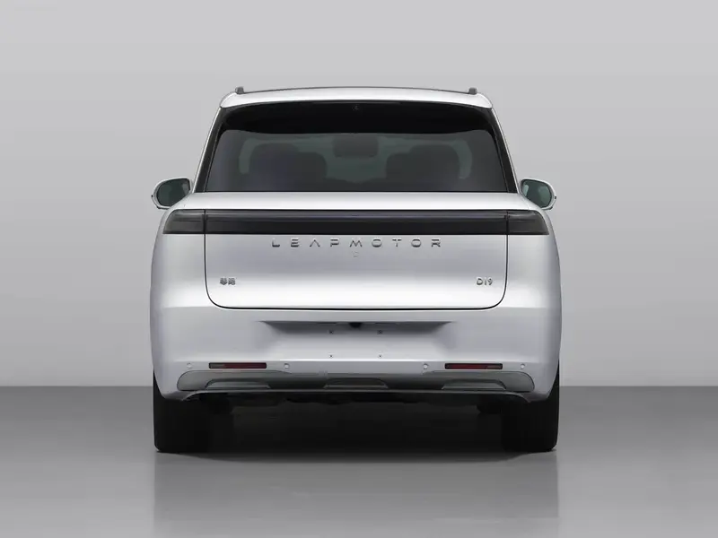 سيارة Leapmotor D19 كبيرة وأنيقة