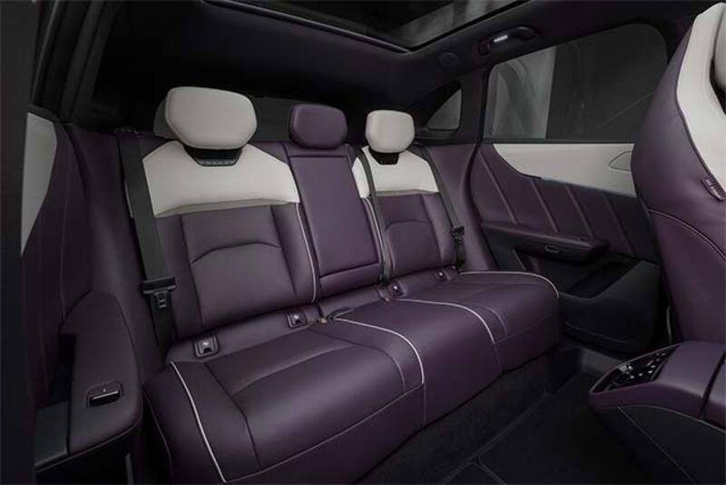 مقصورة داخلية فاخرة في مازدا CX‑6e 2026