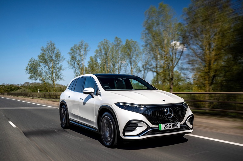 Mercedes‑Benz EQS SUV من افضل السيارات الكهربائية بسبعة مقاعد