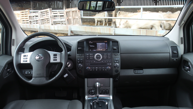 المقصورة الداخلية في Nissan Navara 