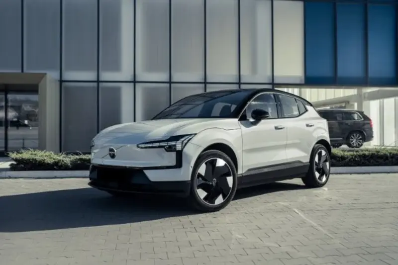 سيارة  فولفو EX30 ب