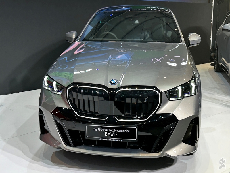 سيارة BMW i5  الكهربائية