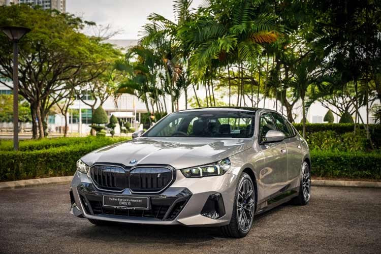 BMW i5: سيارة كهربائية فاخرة مجمعة محليًا في جنوب شرق آسيا بسعر منافس