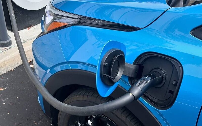 البطارية والمدى وأنظمة الشحن في سيارة Chevrolet Bolt