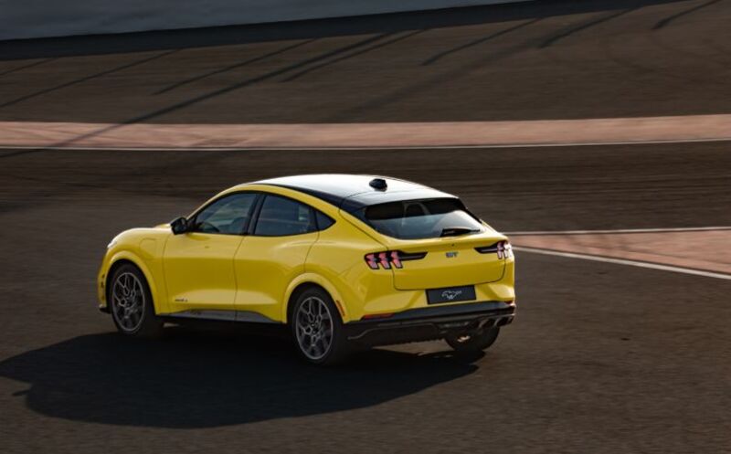 الأداء الكهربائي والقوة: ما يميز موستانج ماك-إي جي تي