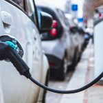 تقنية شحن السيارات الكهربائية من بعضها البعض: كيف يمكن أن تغيّر قواعد اللعبة؟