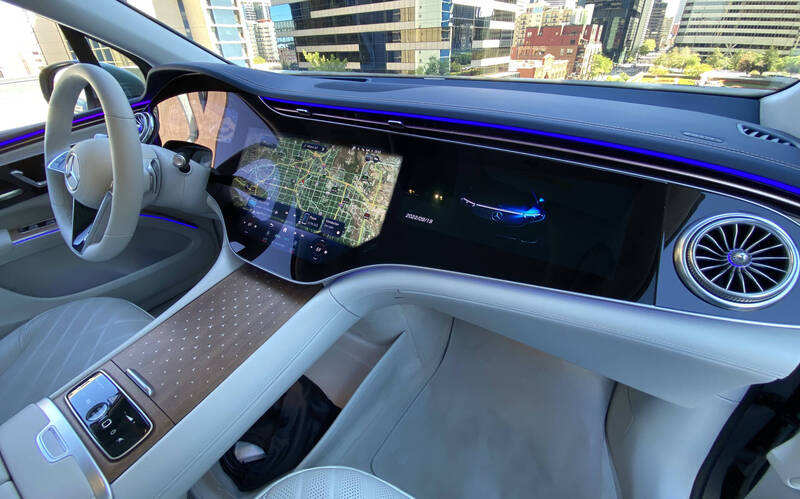 الداخلية في EQS 580 هي تجربة فاخرة بالكامل