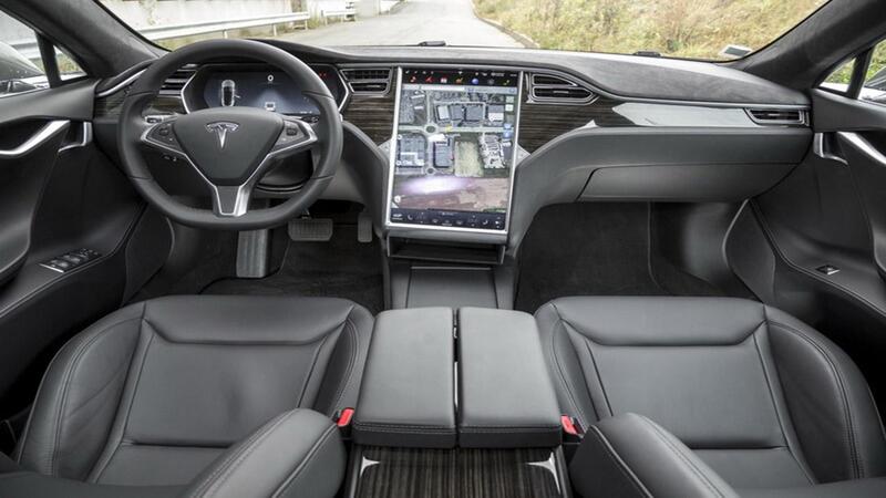 التصميم الداخلي والمقصورة في Tesla Model S: فخامة وراحة