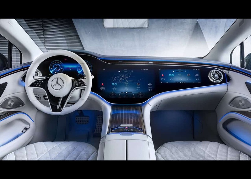 شاشات ضخمة تغطي لوحة القيادة