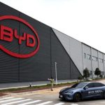 BYD تتراجع في يناير 2026: تحليل انخفاض مبيعات السيارات الكهربائية رغم الدفع العالمي للسوق