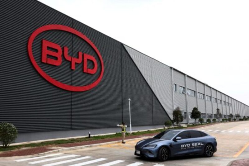 BYD تتراجع في يناير 2026: تحليل انخفاض مبيعات السيارات الكهربائية رغم الدفع العالمي للسوق