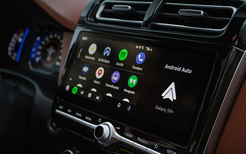 التوقف عن دعم Apple CarPlay وAndroid Auto في السيارات الكهربائية 2026