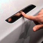 الصين تحظر مقابض الأبواب المخفية في السيارات: خطوة أمان جديدة