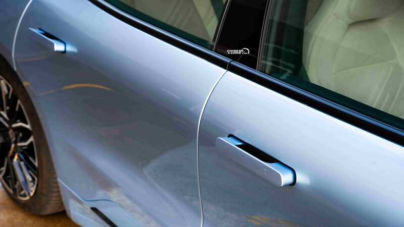 مقابض الأبواب المخفية في السيارات: