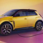 رينو 5 الكهربائية: كيف أصبحت السيارة الكهربائية التي يرغب البريطانيون في شرائها؟