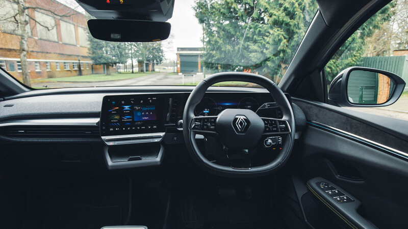الأداء وتجربة القيادة مع رينو ميغان الكهربائية