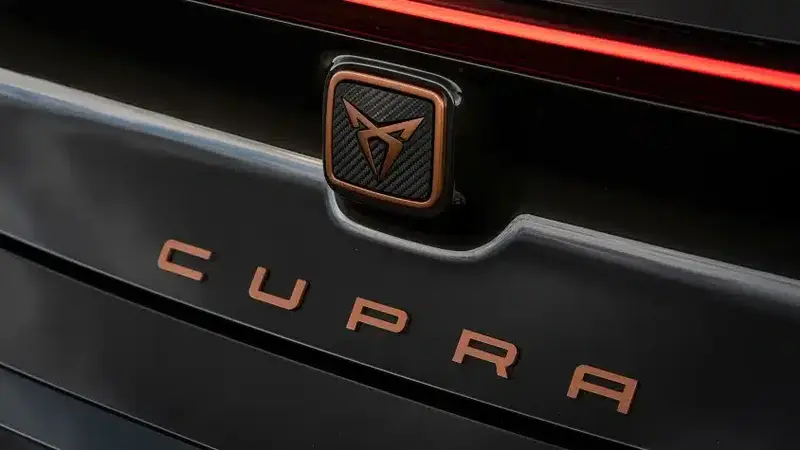 كوبرا تطرح أول سيارتها الكهربائية