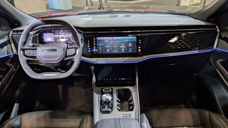 تجربة القيادة والتجهيزات الداخلية في Jeep Wagoneer S