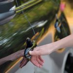 بصمة الإصبع والتعرّف على الوجه في السيارة الكهربائية: دخول إلى عصر بدون مفاتيح