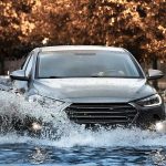 السيارات الكهربائية في الفيضانات: كل ما تحتاج معرفته قبل القيادة في الظروف الماطرة
