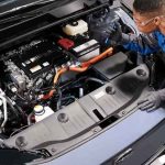 هل السيارة الكهربائية تحتاج زيت؟ الحقيقة الكاملة وراء هذا السؤال الشائع