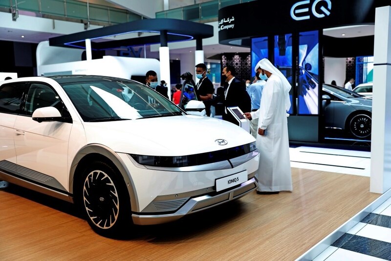 لا تشترِي سيارة كهربائية في الخليج قبل أن تفهم حقيقة "المدى الحراري"