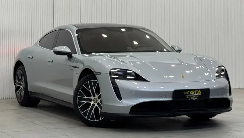 بورشه تايكان تفوز بلقب سيارة العام الكهربائية