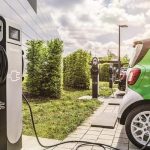 السيارات الكهربائية تواجه مشكلة كبيرة… وأثرها على اعتماد EVs عالميًا