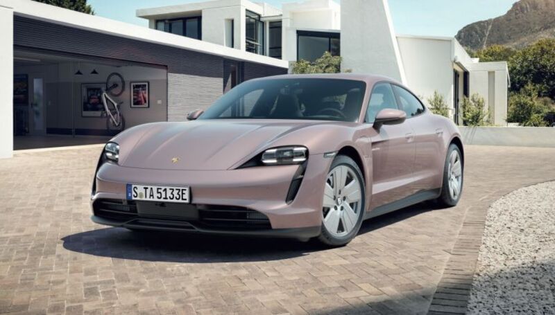 بورشه تايكان تفوز بلقب سيارة العام الكهربائية: الأداء الفاخر يلتقي مع المستقبل الكهربائي
